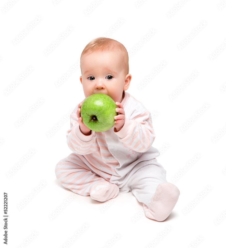 可爱快乐的宝宝吃水果绿苹果隔离