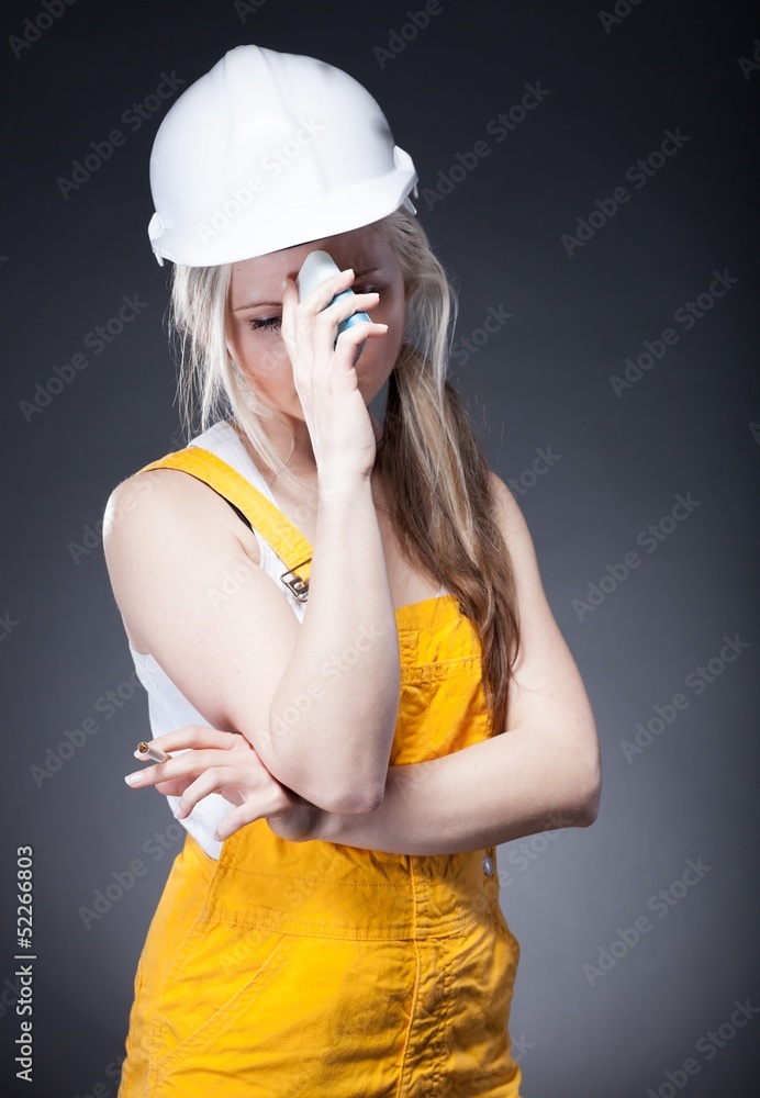 沮丧的建筑师，女建筑工人