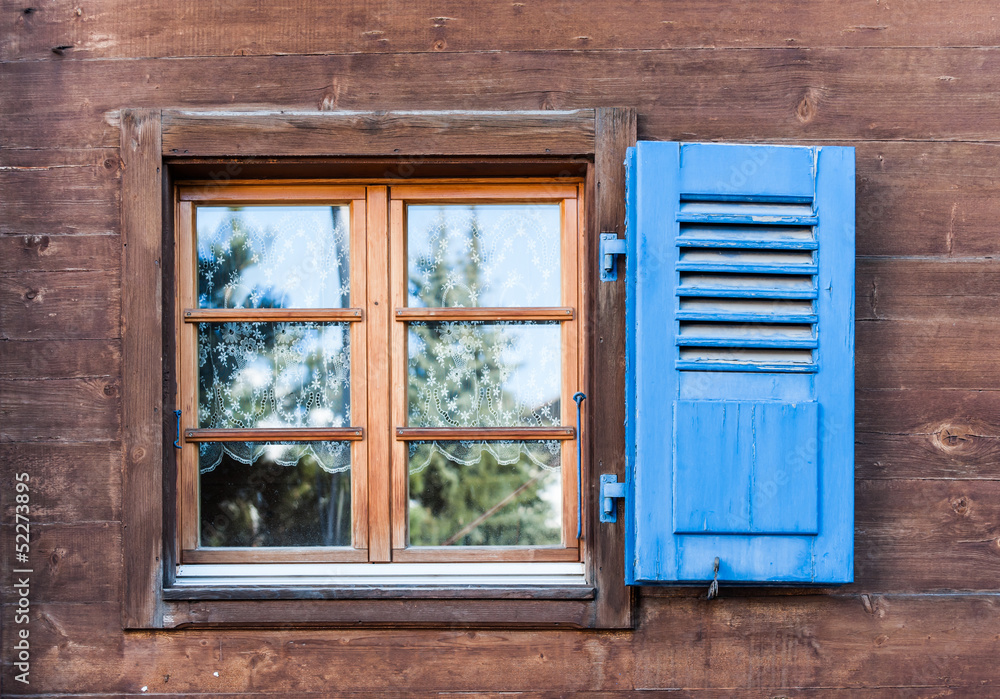 木墙上蓝色门的窗户