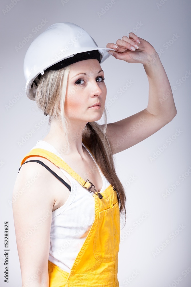 作为建筑工人的年轻女性