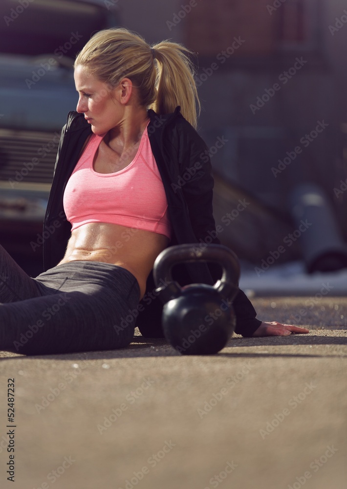 女运动员锻炼休息
