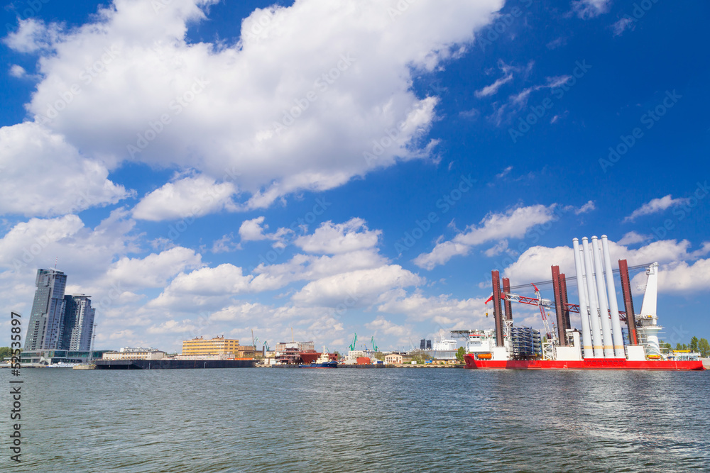 波兰Gdynia造船厂，配备风力涡轮机安装船