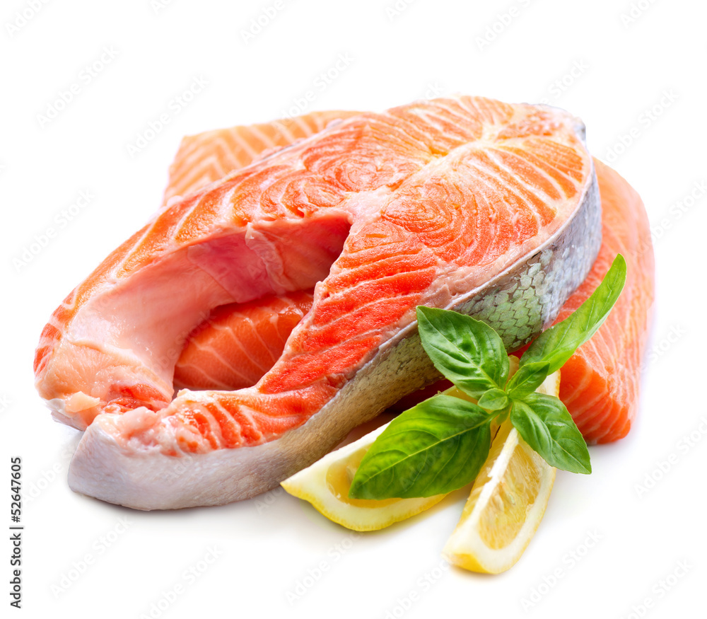 生三文鱼红鱼牛排配香草和柠檬，白底分离