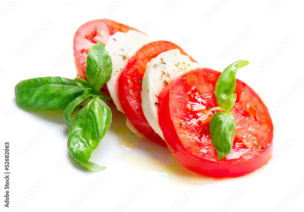 Caprese沙拉。番茄和马苏里拉切片配罗勒叶