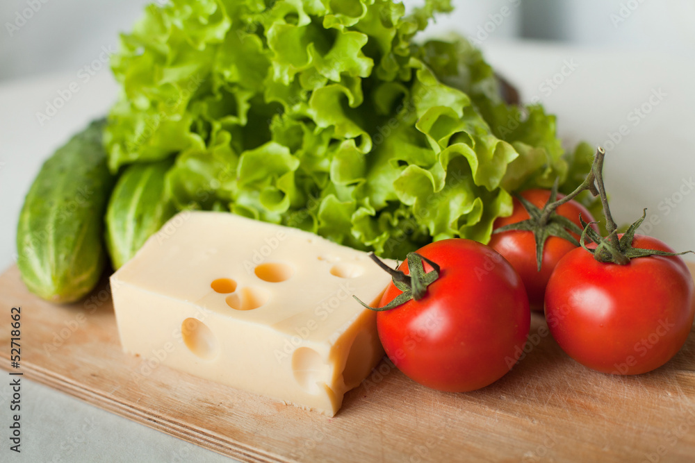 厨房木板沙拉用奶酪和蔬菜