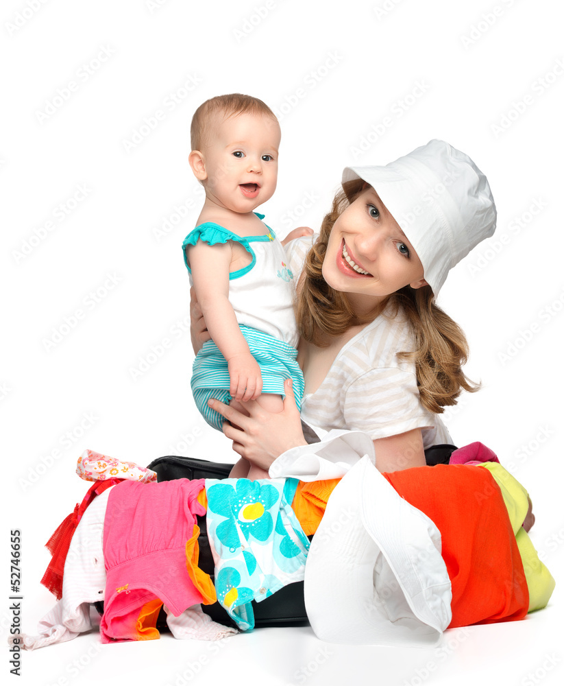 妈妈和女婴带着行李箱和衣服准备旅行