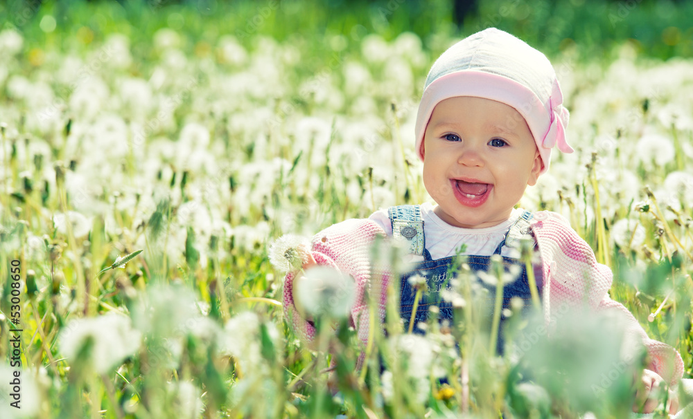 草原上的快乐女婴，大自然上开着白花