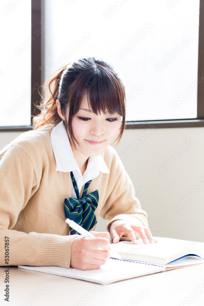 一个正在学习的年轻亚洲女学生