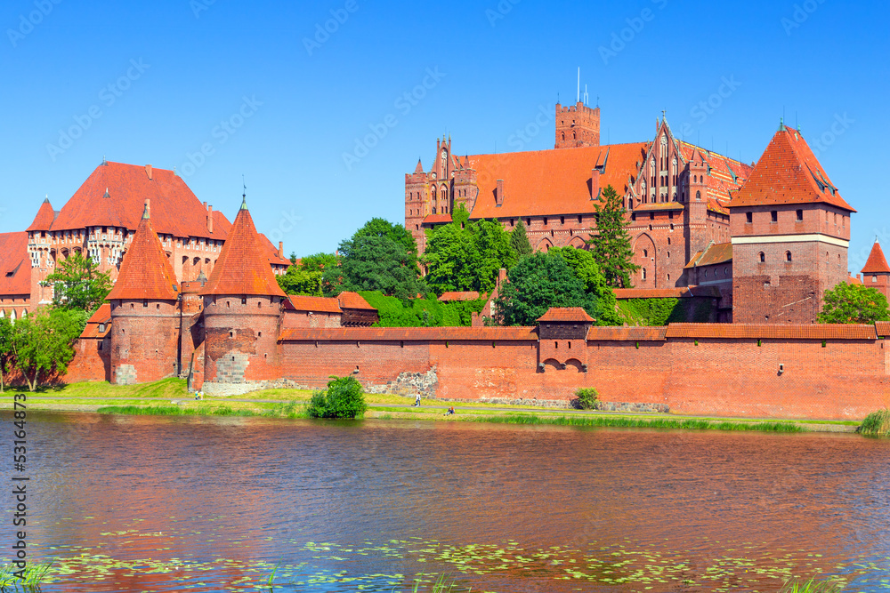 波兰夏日风景中的马尔博克城堡