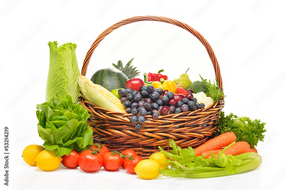 白色隔离篮子里的水果和蔬菜