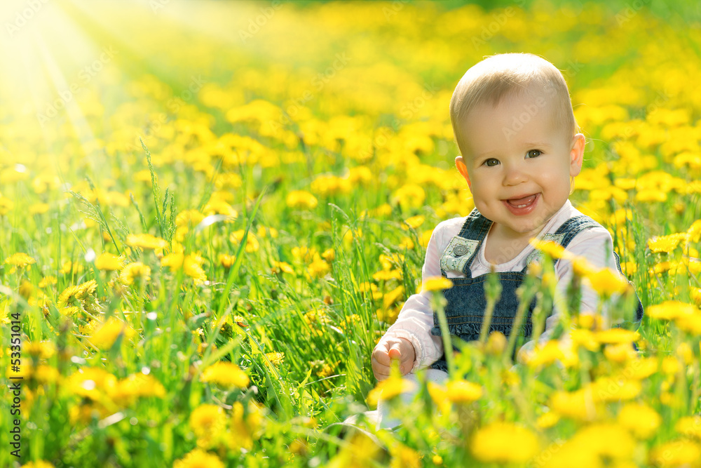 草地上的快乐女婴，大自然上开着黄色的花朵