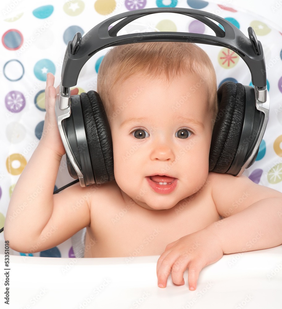 戴着耳机听音乐的快乐宝宝