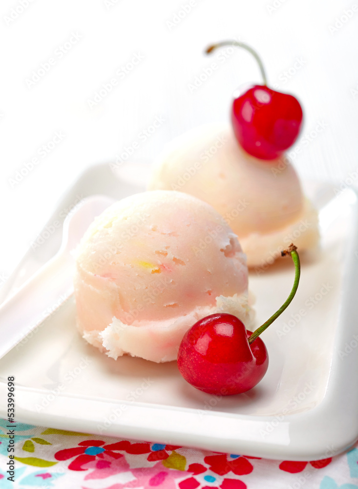 用新鲜红樱桃装饰的水果冰糕