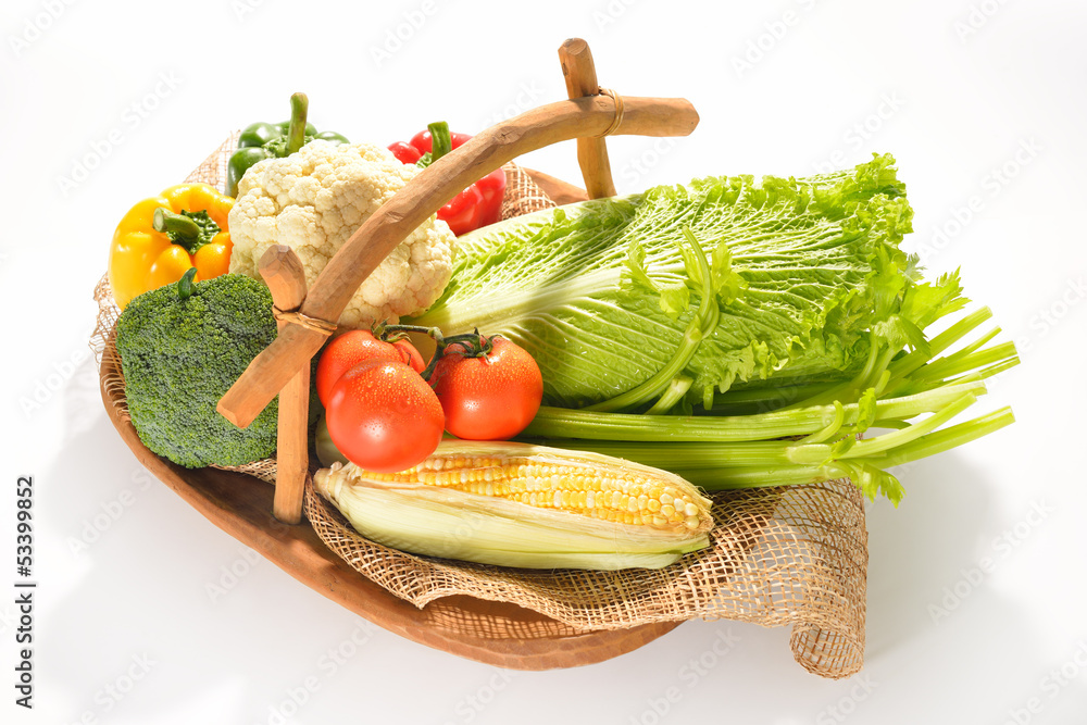 白色木制篮子里的水果和蔬菜