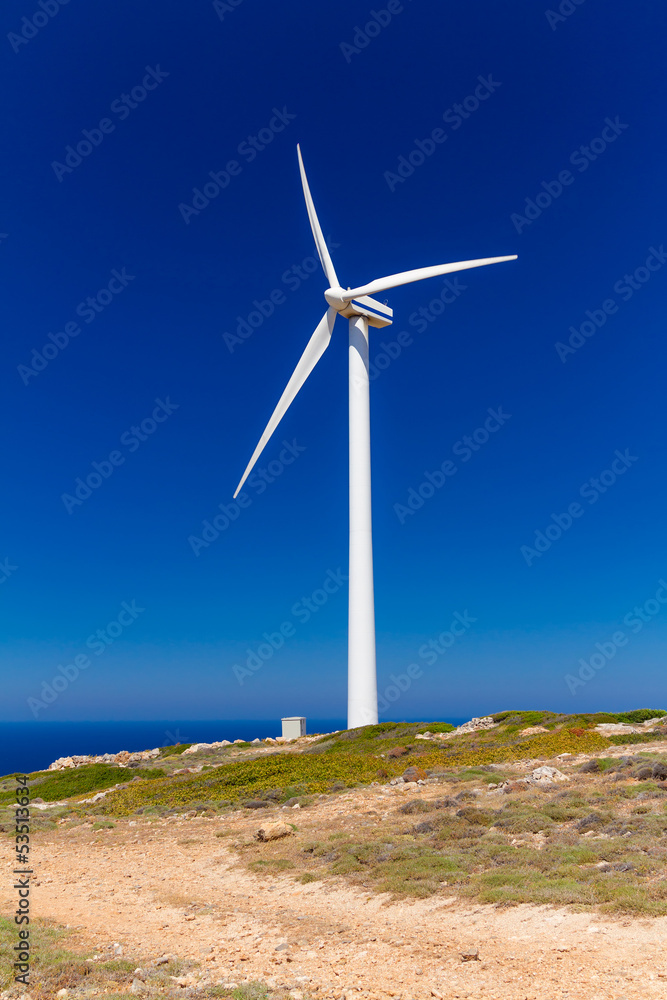 希腊克里特岛蓝天上的风力涡轮机