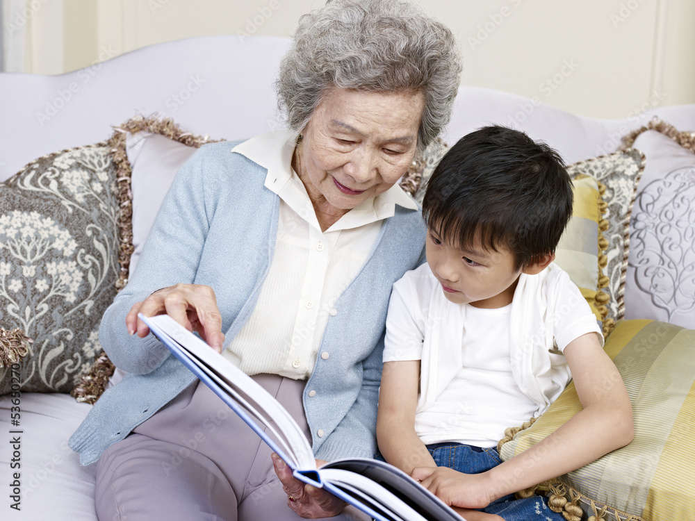 奶奶给孙子读故事