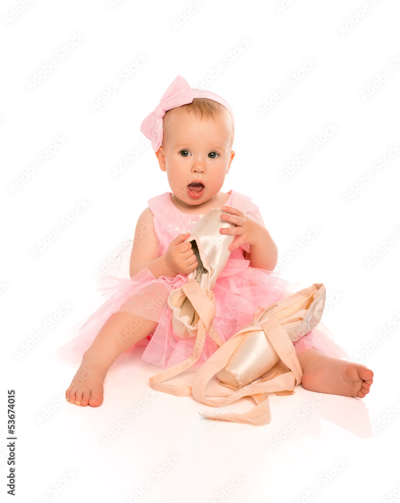 穿着粉色芭蕾舞裙搭配尖头鞋的小女婴