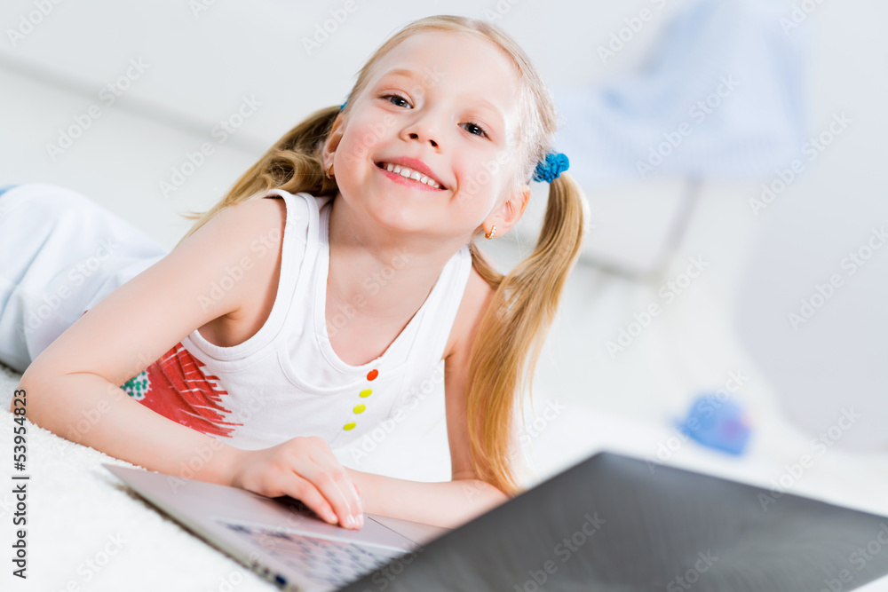 漂亮女孩在笔记本电脑上工作