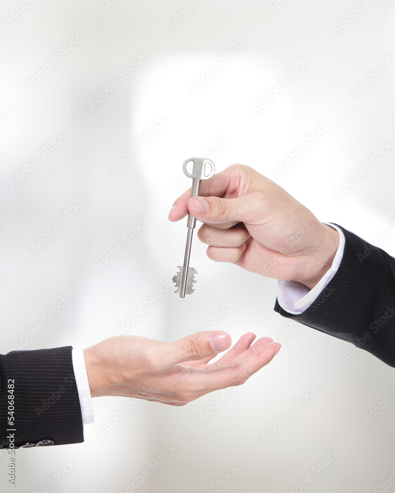 男性手持公寓钥匙
