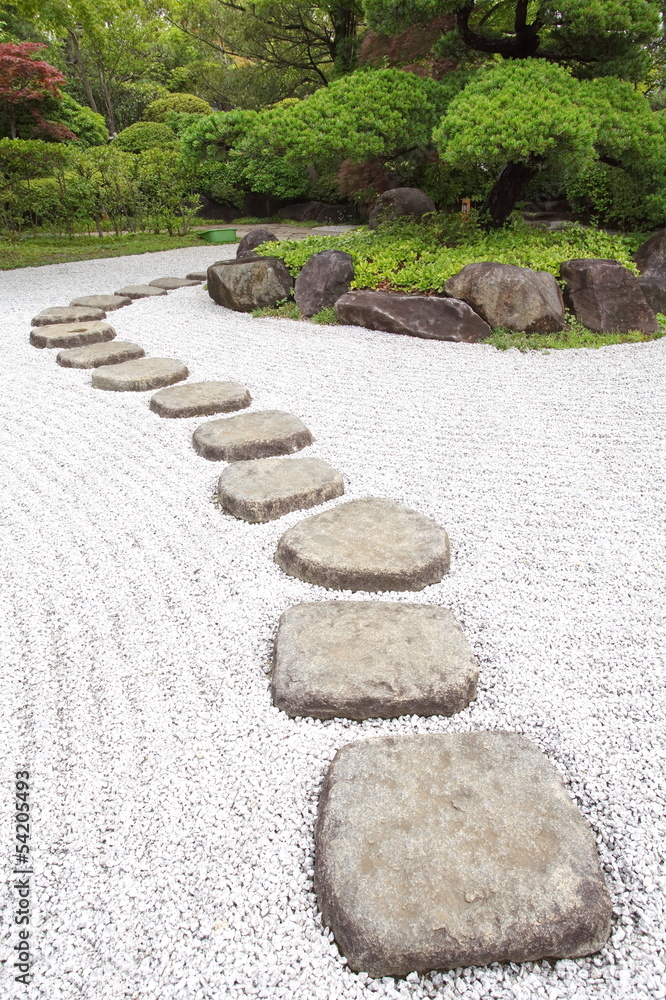 日本花园中的禅石小径
