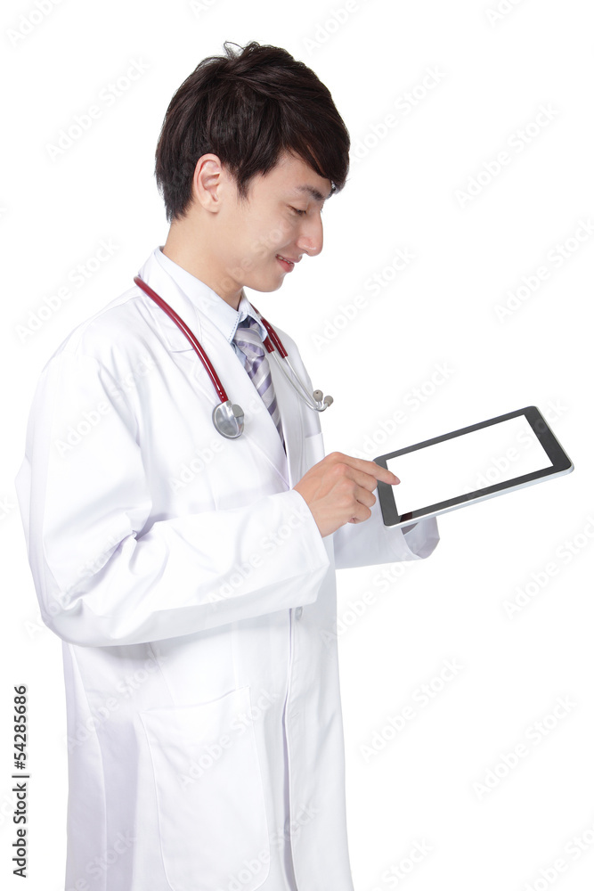 医生用听诊器显示空白平板电脑