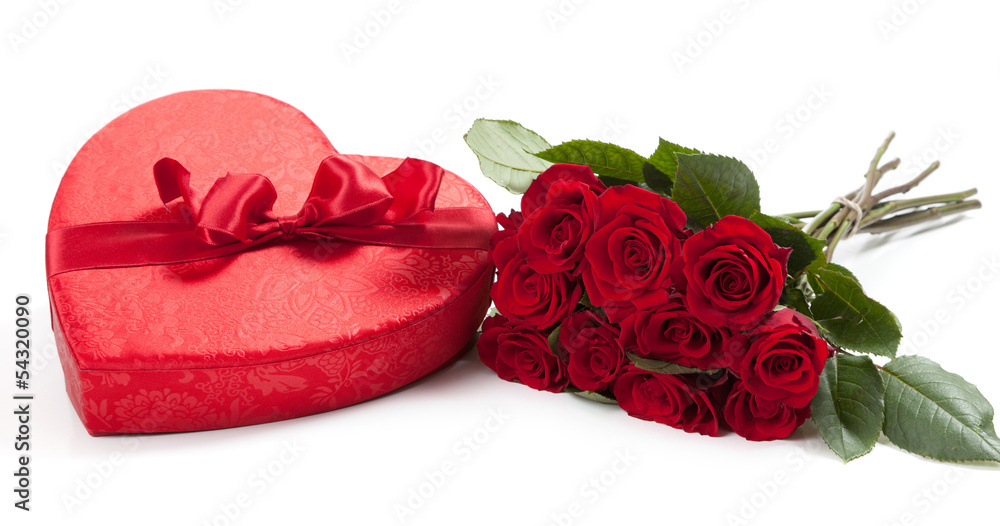 情人节礼物，包括一束玫瑰和糖果心