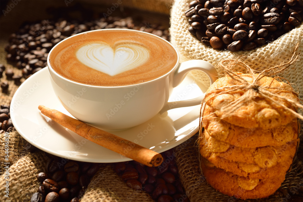 一杯咖啡拿铁配咖啡豆和饼干
