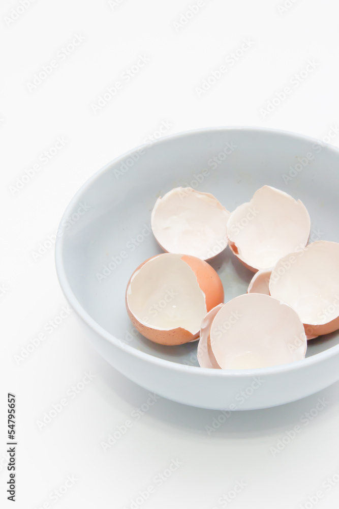 白色背景脏碗里的一堆蛋壳