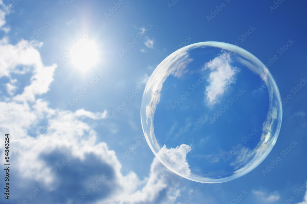 在晴朗的阳光下，蓝天白云映衬下漂浮的肥皂泡