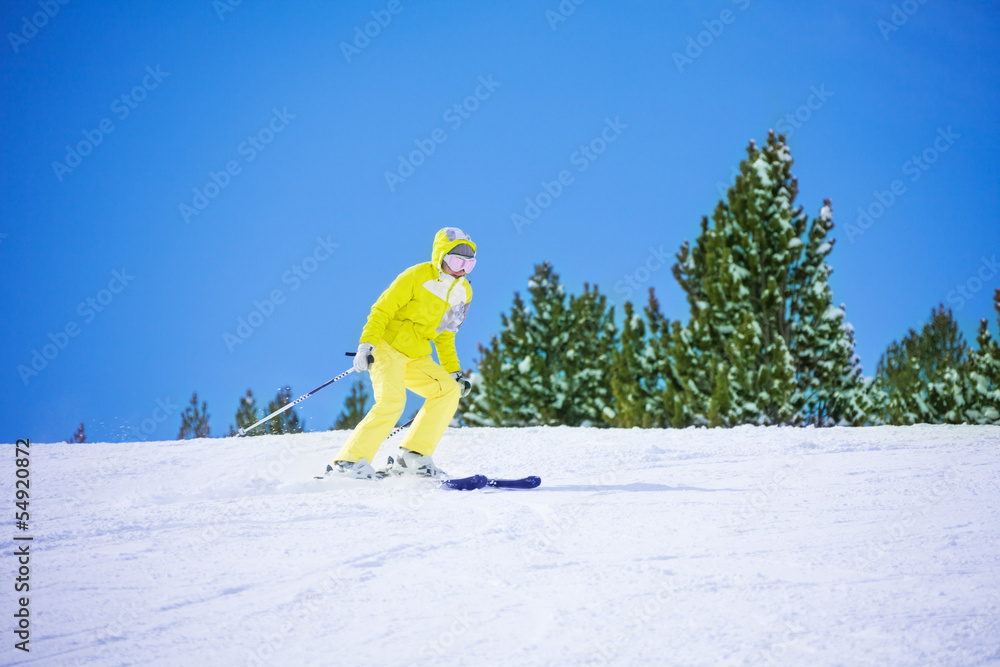 滑雪下坡