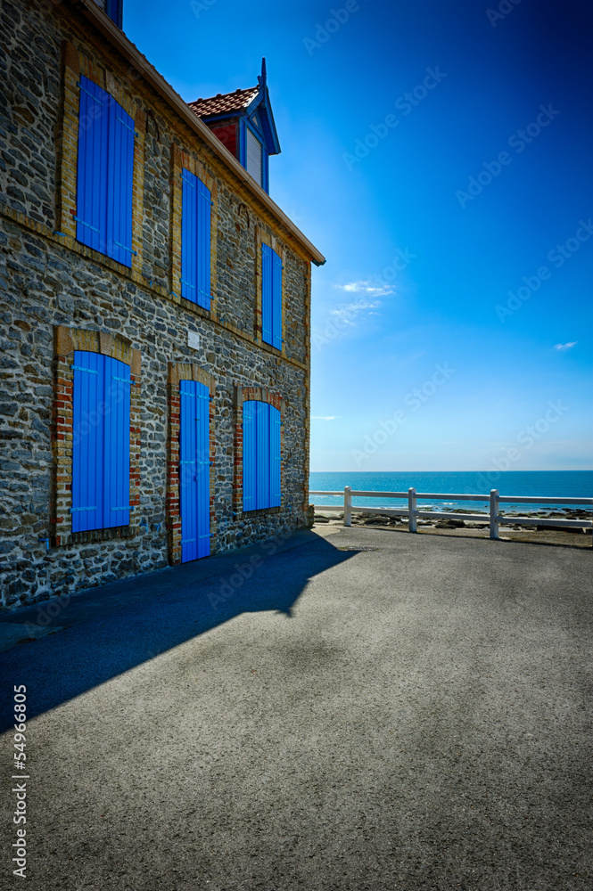 蓝色百叶窗的老石头房子