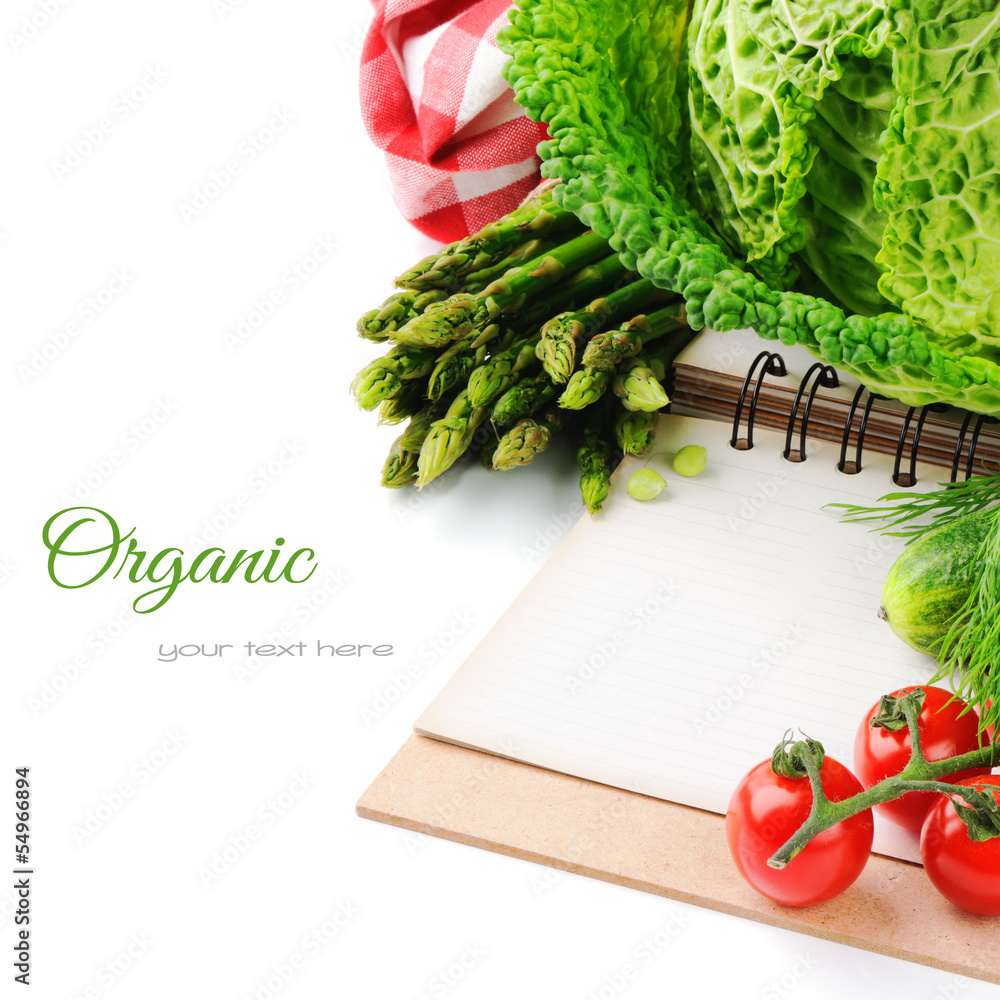 新鲜有机蔬菜和烹饪书籍
