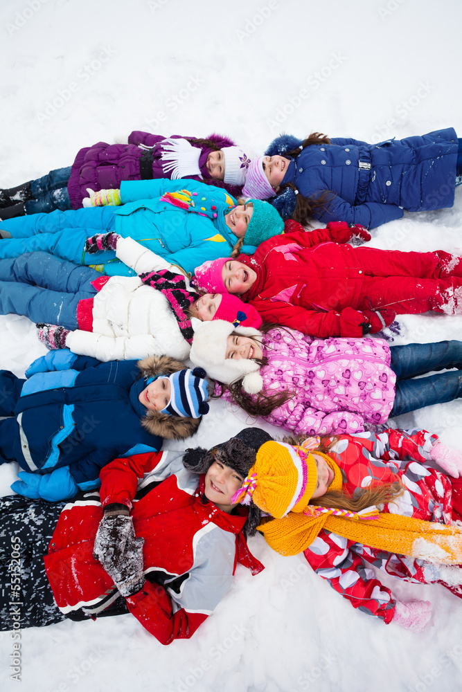 一大群孩子躺在雪地里