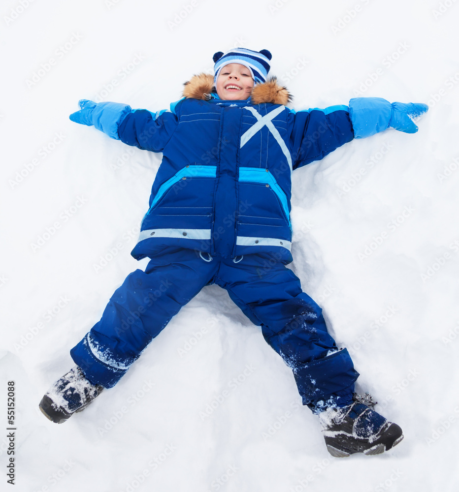 小男孩在雪地里呈星形躺着