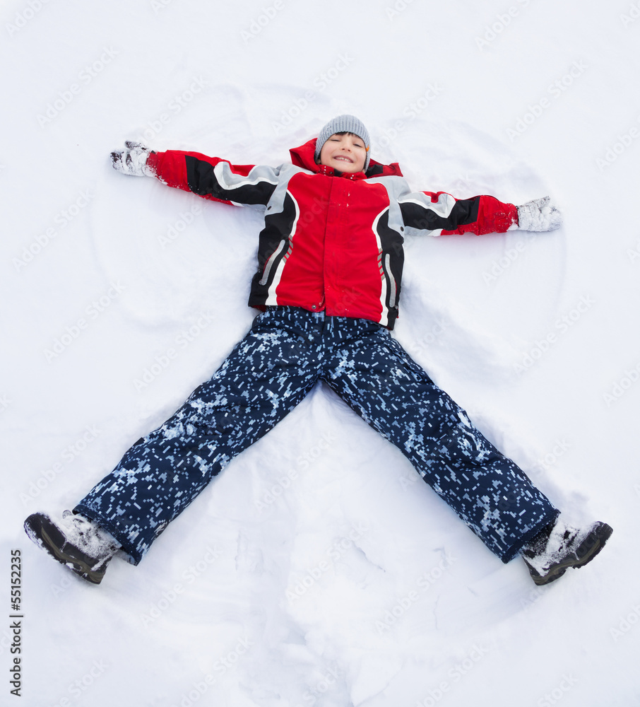 男孩在雪地里呈星形躺着