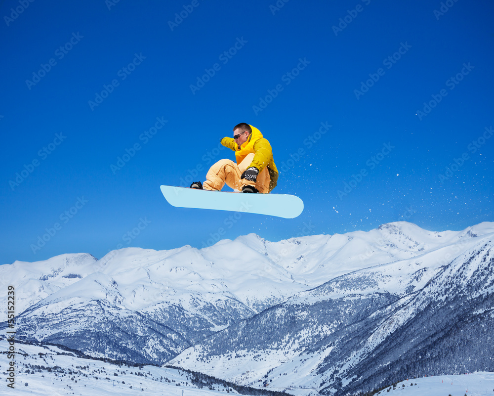 空中酷炫单板滑雪运动员