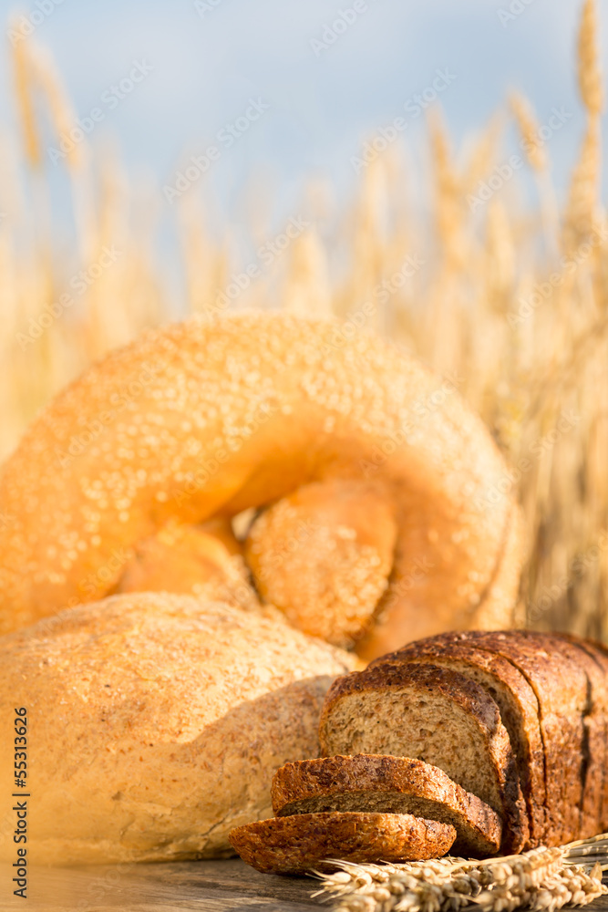 木桌上的自制面包和小麦