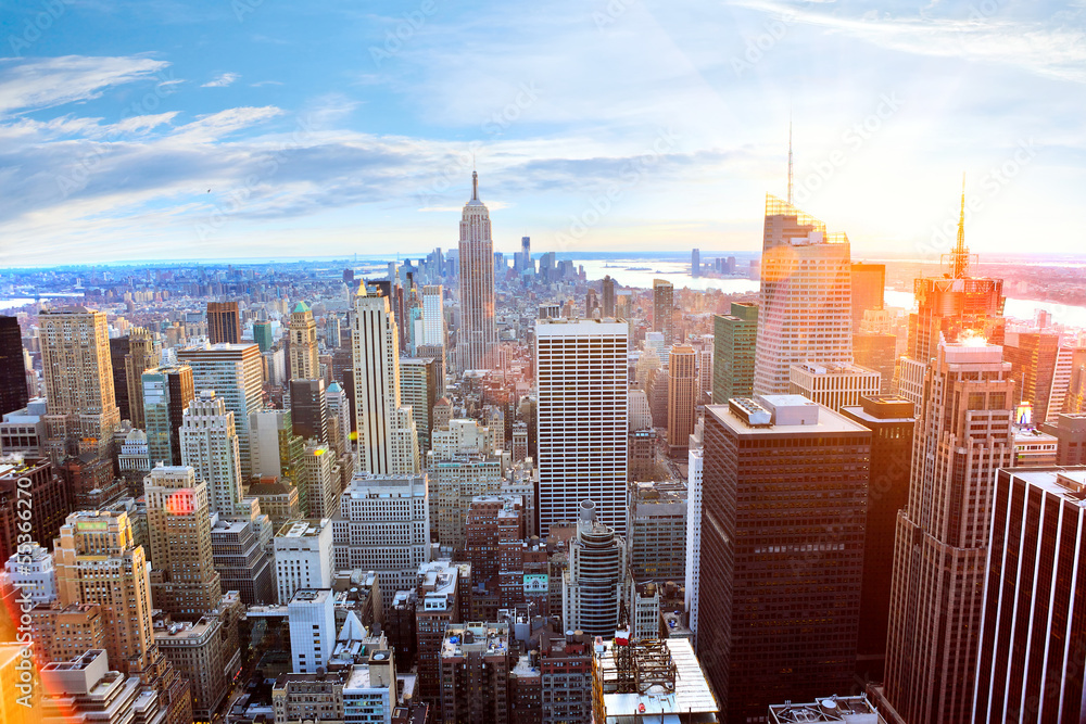 纽约市日落时曼哈顿天际线鸟瞰图