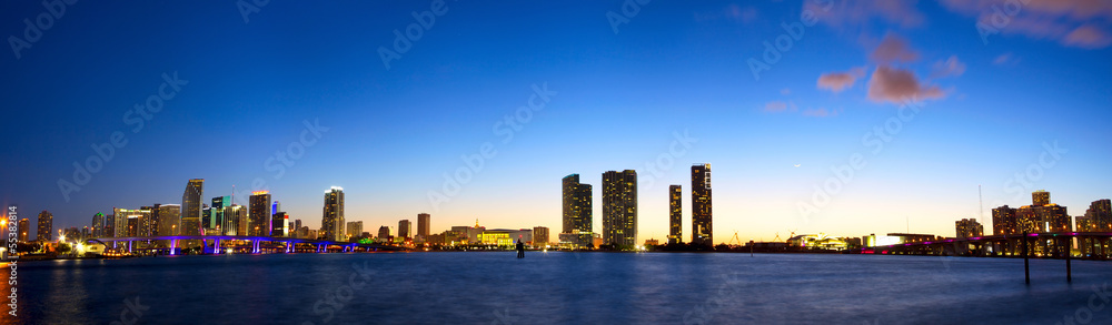 黄昏时分的迈阿密市中心天际线全景和比斯开湾
