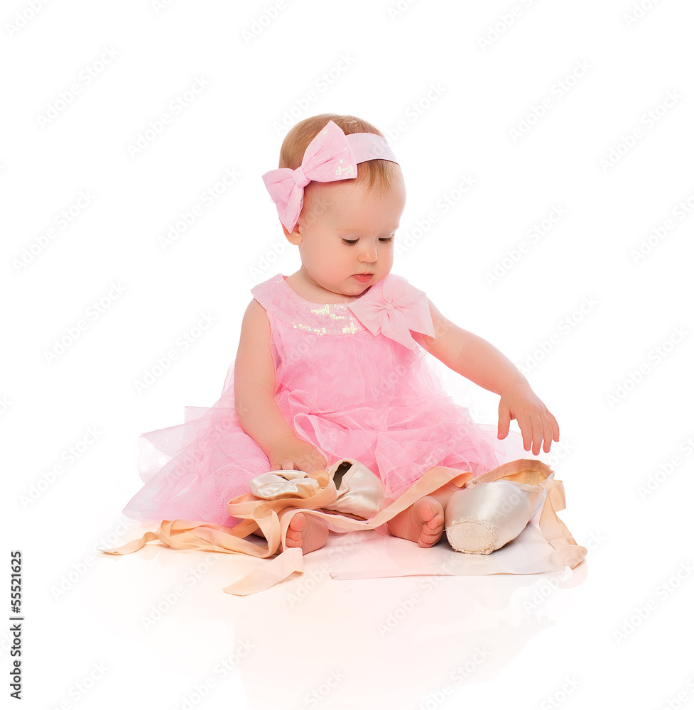穿着粉色芭蕾舞裙搭配尖头鞋的小女婴