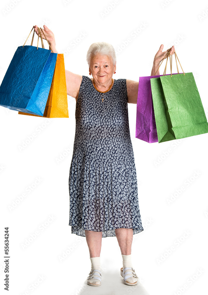快乐的老奶奶带着购物袋