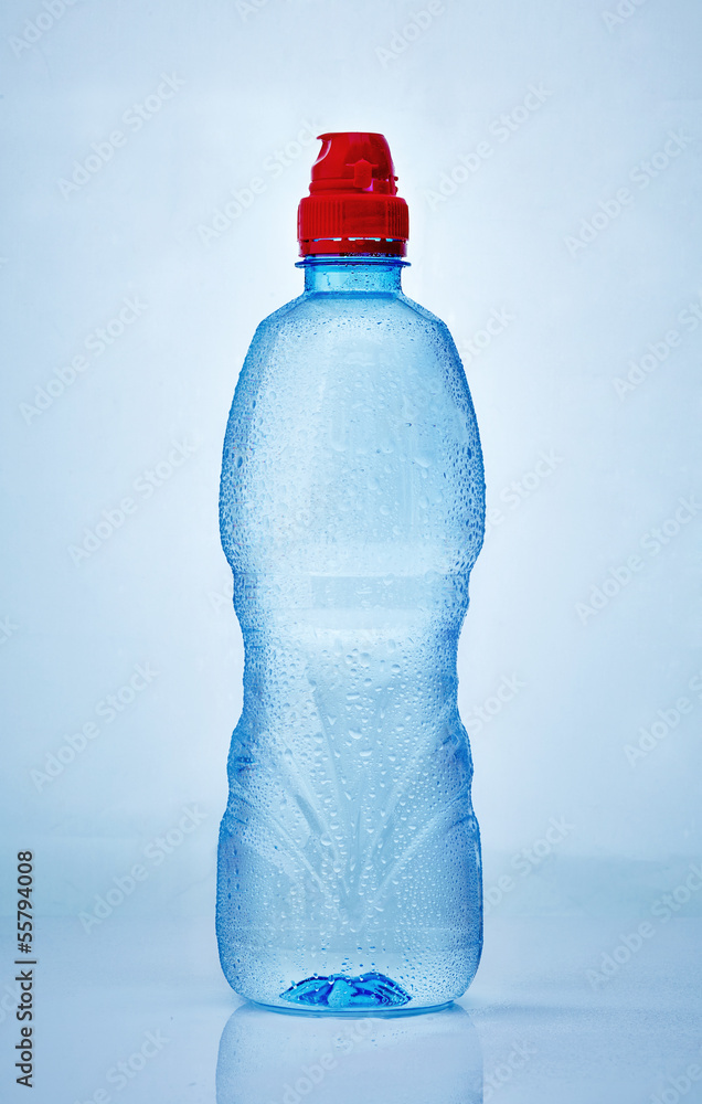 湿塑料水瓶