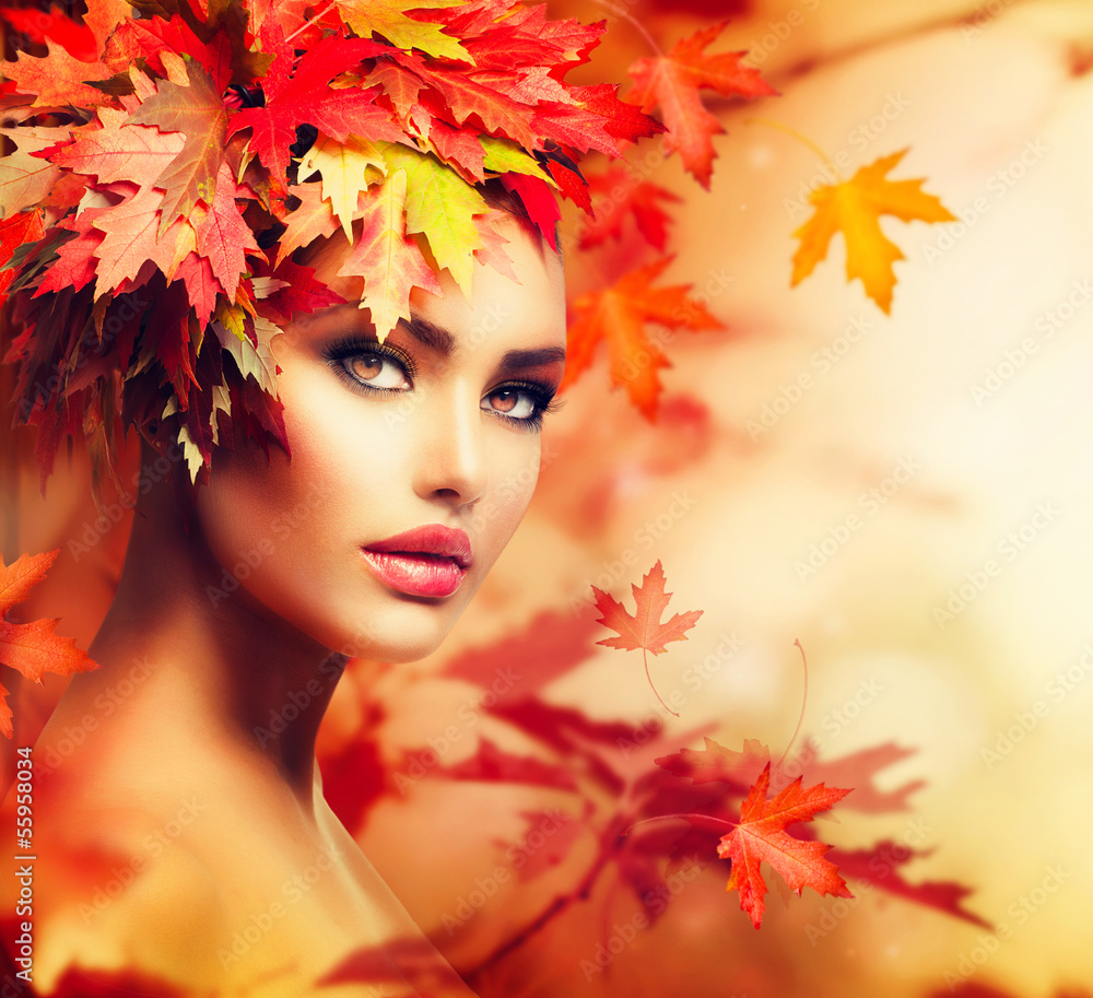 秋季女性肖像。美丽时尚模特女孩