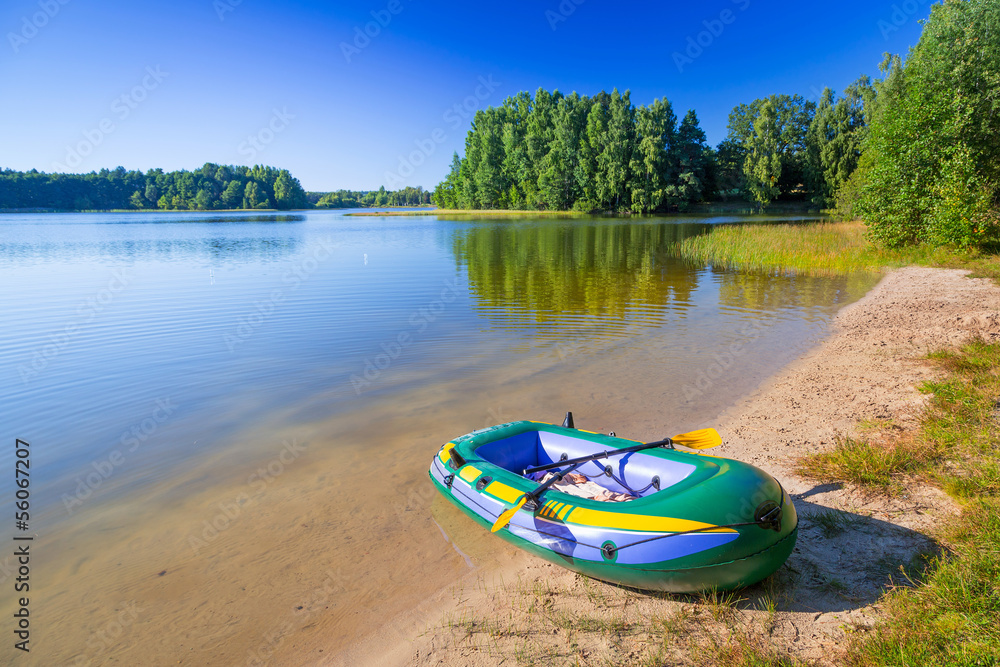 波兰夏季湖中的充气小艇