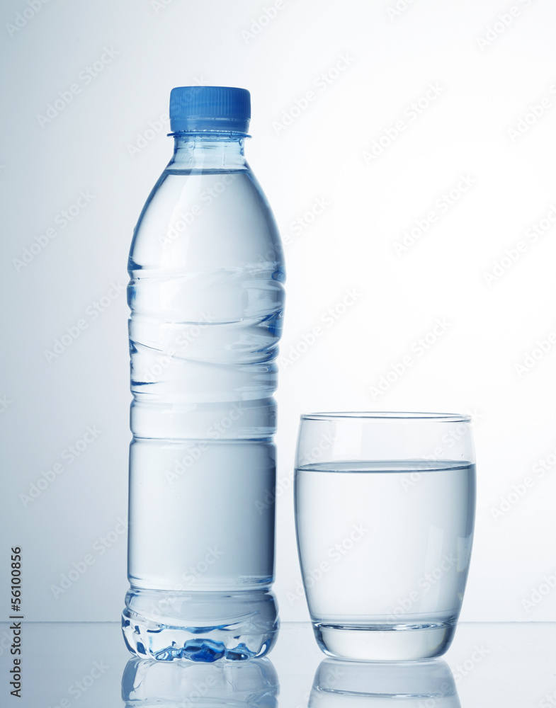 水瓶和玻璃杯