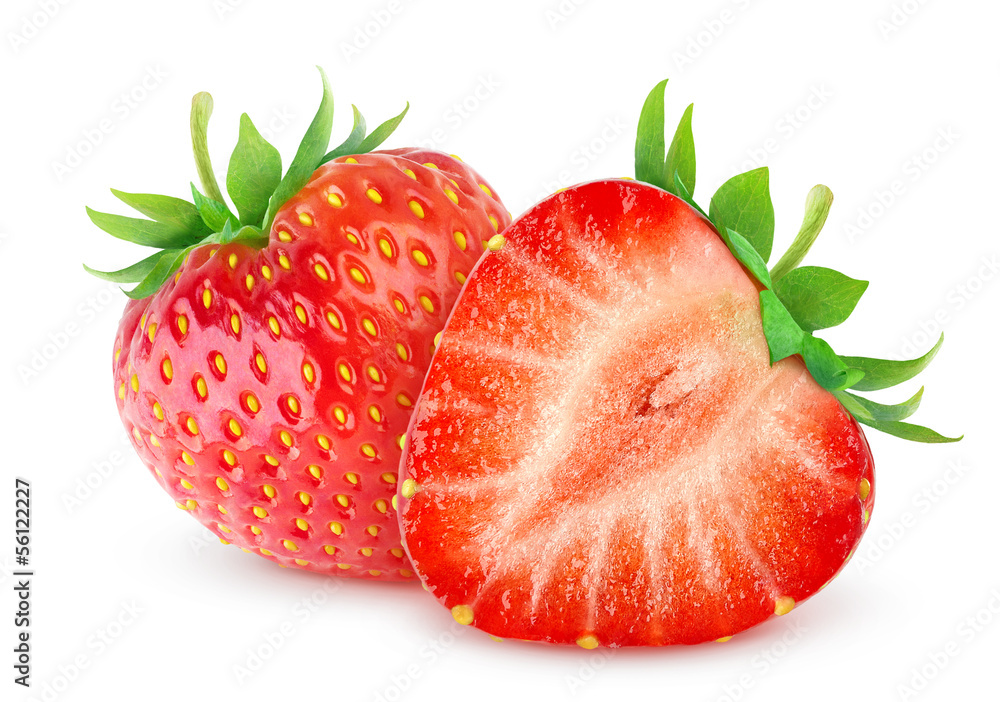 分离的草莓。两个在白色背景上分离的切割草莓果实