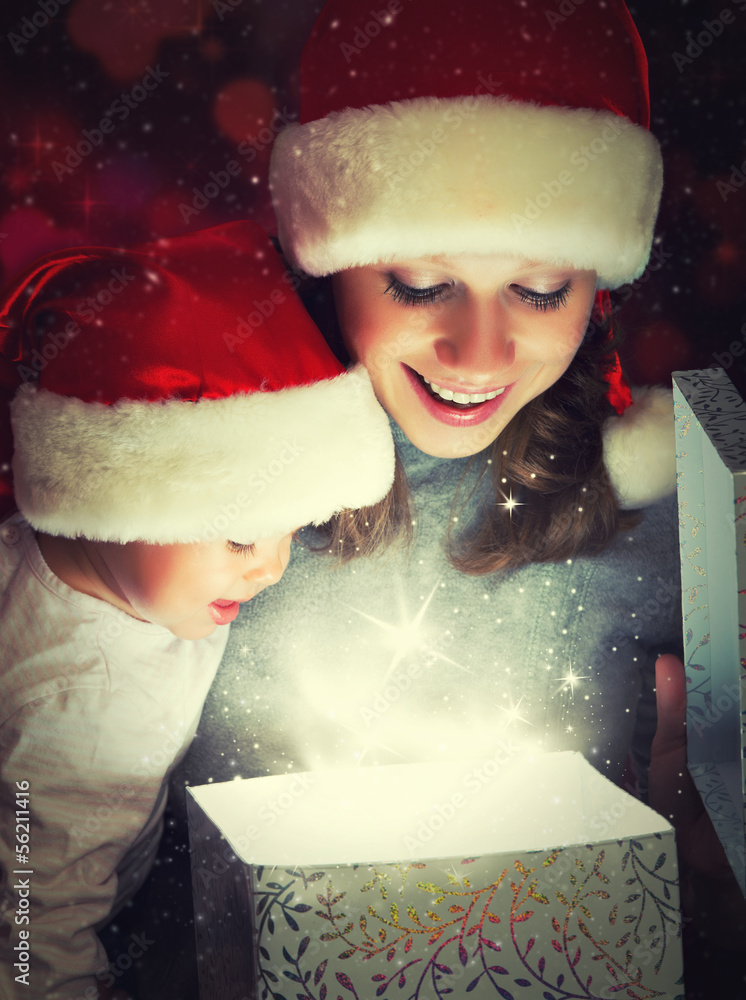 圣诞魔法礼盒和幸福的家庭母婴