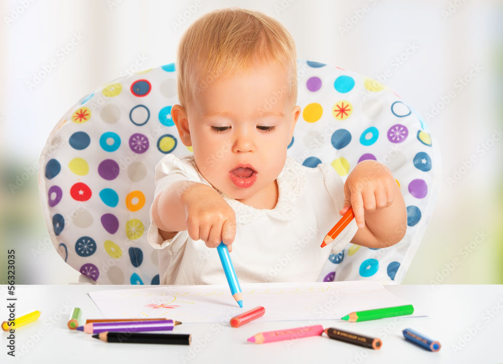 快乐的孩子用彩色铅笔和蜡笔画画