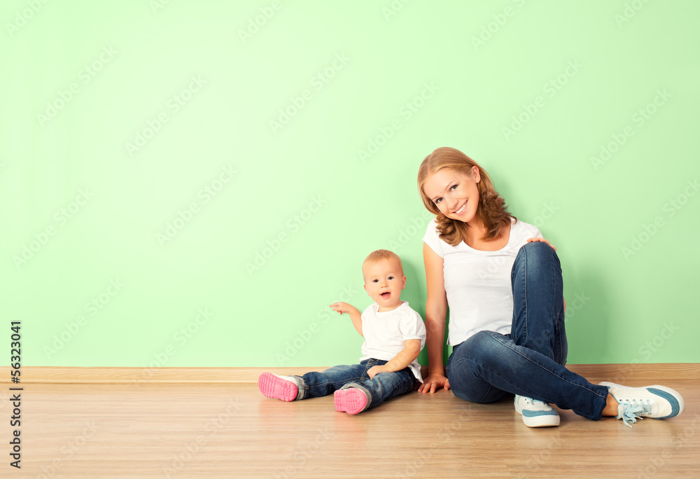 母亲和孩子空着屁股坐在地板上的幸福家庭