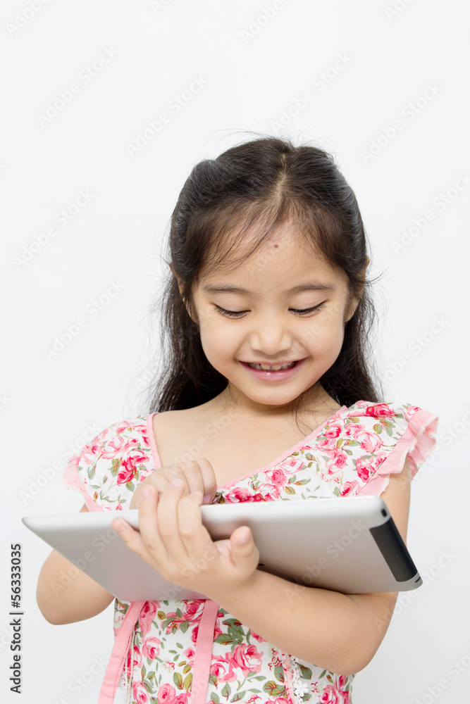 快乐的亚洲孩子玩平板电脑
